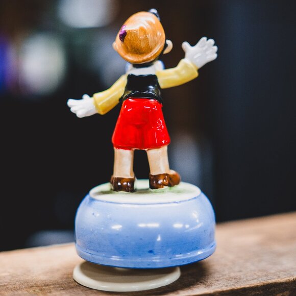 ✨🎭 Disney Pinocchio Figurine – Collectible Resin Hand-Painted Folk Art ✨🎭 - Picture 4 of 9